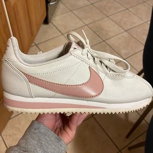 Nike Women’s Classic Cortez Leather - White Pink